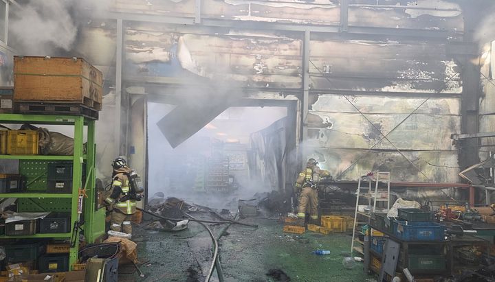  [경주=뉴시스] 경주시 현곡면 한 공장에서 발생한 화재를 진화하고 있다. (사진=경북소방본부 제공) 2025.12.27. photo@newsis.com *재판매 및 DB 금지