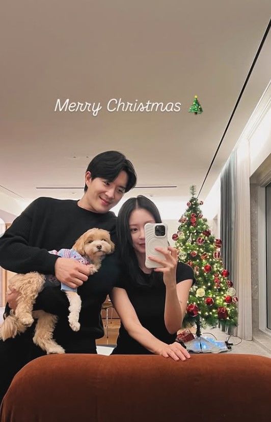 [서울=뉴시스] 배우 한예슬이 10살 연하 남편과 함께한 크리스마스 일상을 공개했다. (사진=한예슬 인스타그램 캡처) 2025.12.27. photo@newsis.com *재판매 및 DB 금지