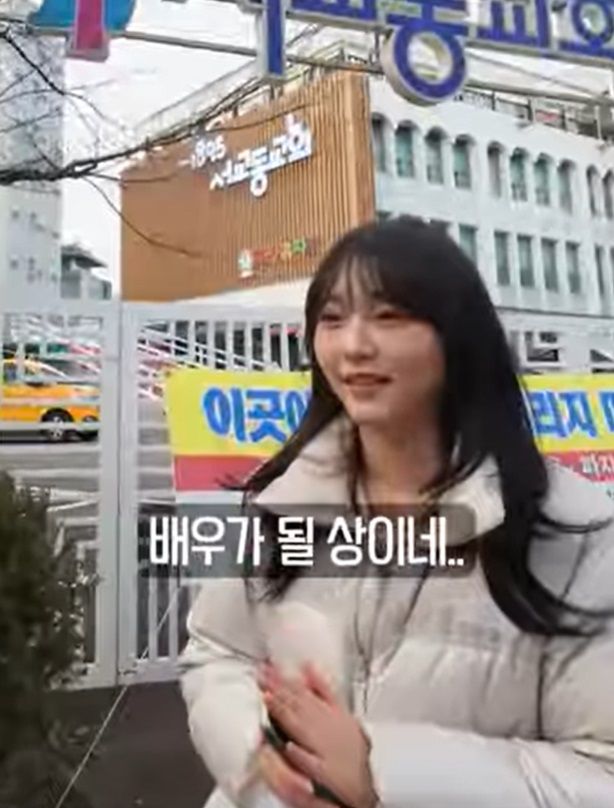 [서울=뉴시스] 배우 정웅인의 둘째 딸 정소윤이 유튜브 영상에 등장해 근황을 전했다. (사진=유튜브 채널 '자까다' 캡처) 2025.12.27. photo@newsis.com *재판매 및 DB 금지