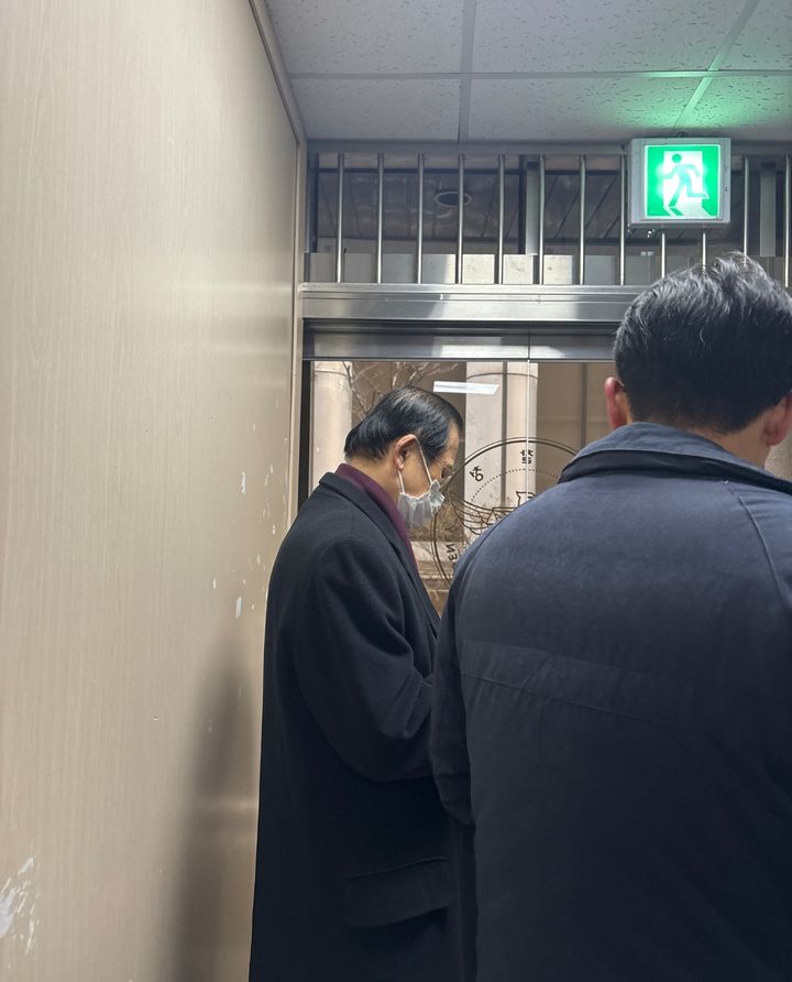 [서울=뉴시스] 신유림 기자 = 통일교 전 한국회장 이모씨가 27일 오전 서울 서대문구 경찰청에 출석하고 있다. 2025.12.27. spicy@newsis.com *재판매 및 DB 금지