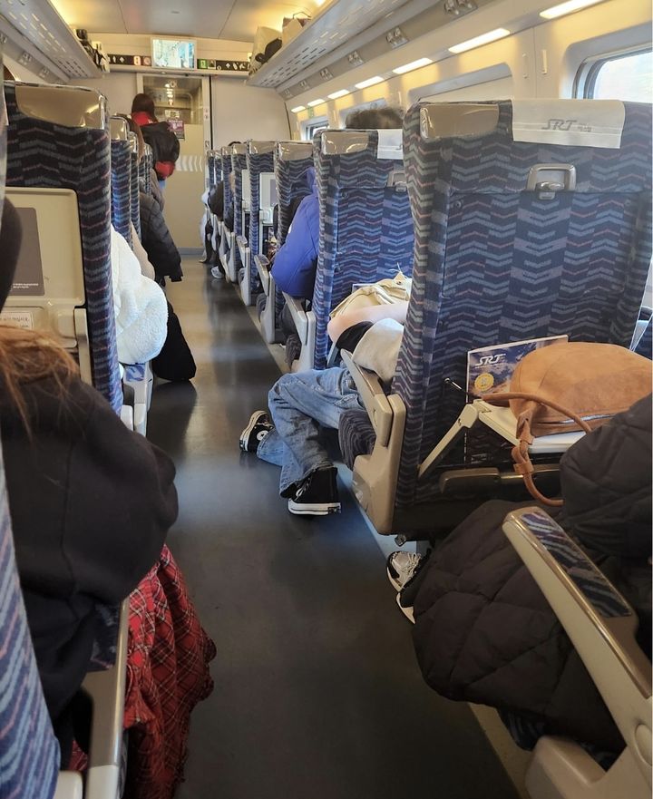 [뉴시스] 고속열차 객차 안에서 한 승객이 복도를 점거하는 행동을 해 다른 승객들의 불편을 초래했다는 사연이 알려졌다. (사진='보배드림' 캡처) *재판매 및 DB금지 *재판매 및 DB 금지