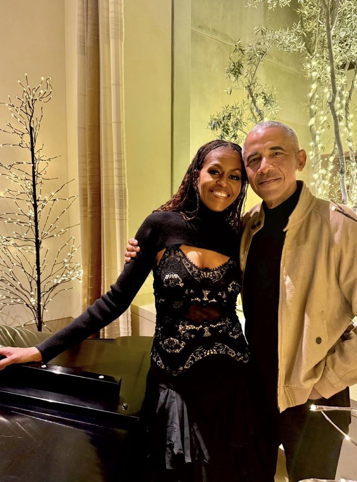 [뉴시스]버락 오바마가 성탄절을 맞아 아내 미셸 오바마와 함께 찍은 사진을 올렸다. (사진 = @BarackObama X 캡처) *재판매 및 DB 금지