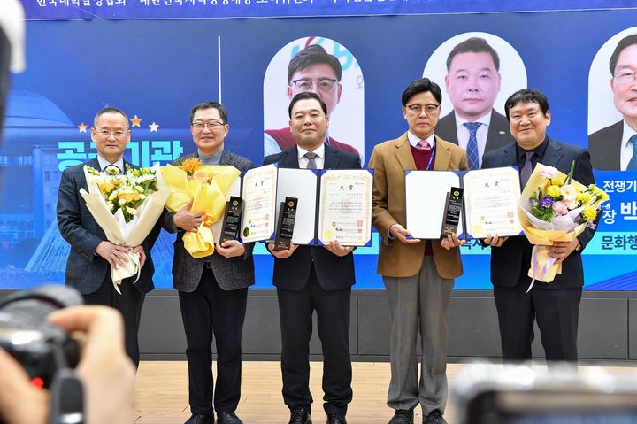 [서울=뉴시스] 백승주 전쟁기념사업회장(왼쪽 두번째)이 24일 국회의원회관에서 열린 2025 지식경영대상 시상식에서 기념사진을 찍고 있다. (사진=전쟁기념사업회 제공) 2025..12.27. photo@newsis.com *재판매 및 DB 금지