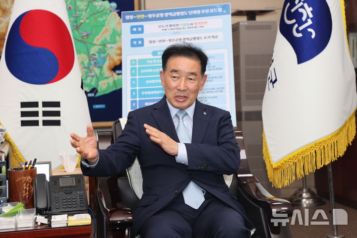 [진천=뉴시스] 인터뷰하는 송기섭 진천군수.