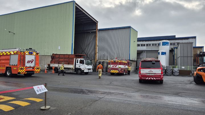 [서산=뉴시스] 27일 오후 12시54분께 충남 서산시 지곡면 무장리 삼기오토모티브 서산1공장에서 불이 나 현장에 출동한 소방대원들이 진화에 나서고 있다. (사진=독자 제공) 2025.12.27. photo@newsis.com *재판매 및 DB 금지