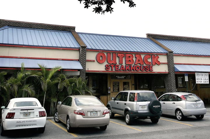 [플로리다=AP/뉴시스]플로리다주 브랜든에 있는 아웃백 스테이크 하우스 앞에 차량들이 주차돼 있다. *재판매 및 DB 금지