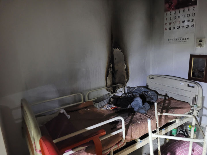 [통영=뉴시스] 신정철 기자= 27일 새벽 0시 35분께 경남 통영시 도남동의 한 12층짜리 아파트 4층에서 불이 났다.이 불로 4층에서 거주하던 70대 A 씨가 심정지 상태로 인근 병원으로 이송됐다.사진은 아파트 내부 화재현장 모습.(사진=경남소방본부 제공).2025.12.27. photo@newsis.com *재판매 및 DB 금지