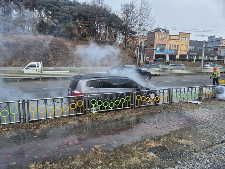 [당진=뉴시스] 27일 오후 1시께 충남 당진시 시곡동 도로를 주행 중이던 LPG차량에서 불이 나 하얀색 연기가 피어오르고 있다. (사진=당진소방서 제공) 2025.12.27. photo@newsis.com *재판매 및 DB 금지