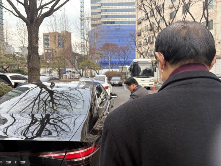 [서울=뉴시스] 신유림 기자 = 통일교 전 한국회장 이모씨가 27일 오후 서울 서대문구 경찰청을 나서고 있다. 2025.12.27. spicy@newsis.com *재판매 및 DB 금지