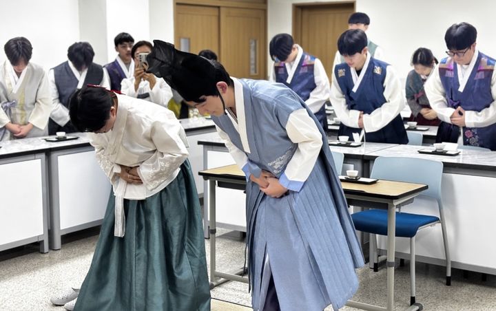 [화성=뉴시스]동탄서연중학교싀 책례 행사(사진=서연중 제공)2025.12.27.photo@newsis.com *재판매 및 DB 금지