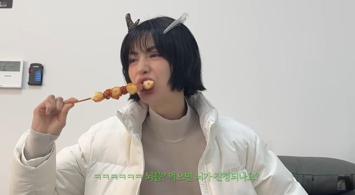 [서울=뉴시스] 배우 나나가 탄수화물을 끊은 지 3년 만에 촬영장에서 '먹방'을 선보였다. (사진=유튜브 채널 'NA( )NA' 캡처) 2025.12.27. photo@newsis.com *재판매 및 DB 금지