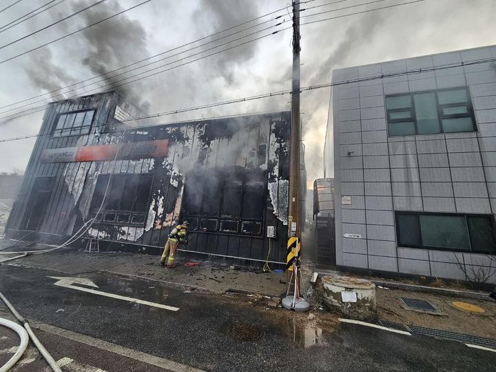 오토바이 수리점 화재 현장. (사진=경기북부소방재난본부 제공) photo@newsis.com *재판매 및 DB 금지