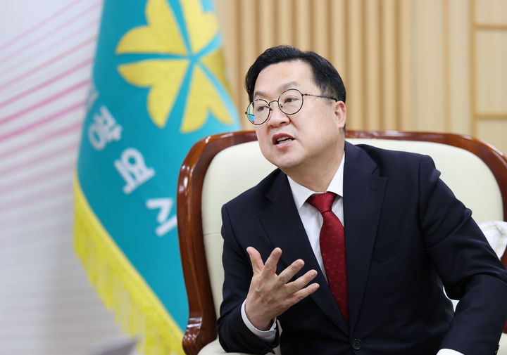 [대전=뉴시스]이장우 대전시장이 뉴시스와 인터뷰를 갖고 있다. (사진=대전시 제공) 2025. 12. 28 photo@newsis.com *재판매 및 DB 금지