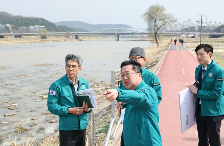[대전=뉴시스]이장우 대전시장이 갑천변 준설현장을 점검하고 있다. (사진=대전시 제공) 2025. 12. 28 photo@newsis.com *재판매 및 DB 금지