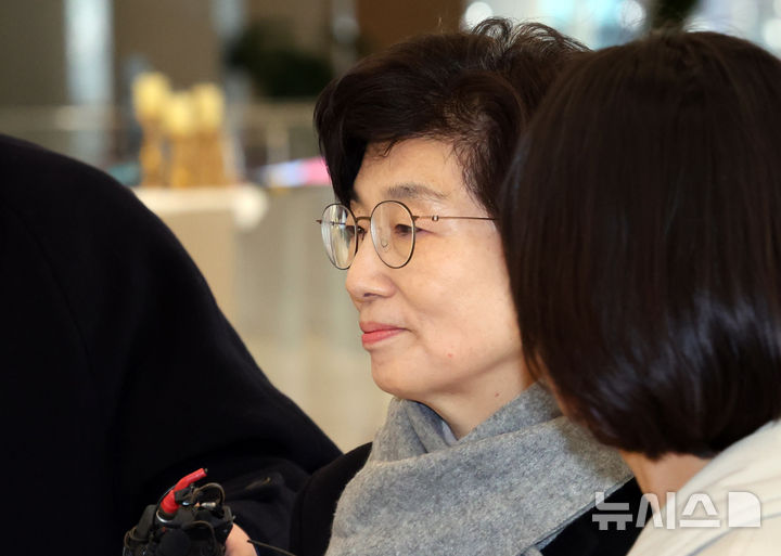 [서울=뉴시스] 배훈식 기자 = 김건희 여사에게 부정한 청탁과 함께 로저비비에 클러치백을 선물했다는 의혹을 받는 국민의힘 김기현 의원의 배우자 이모씨가 27일 오전 서울 종로구 KT광화문빌딩 웨스트에 마련된 김건희 여사 관련 의혹을 수사하는 민중기 특별검사 사무실에 출석하며 취재진의 질문에 입을 굳게 닫고 있다. 2025.12.27. dahora83@newsis.com