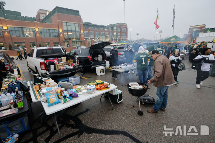 [그린배이=AP/뉴시스]미국프로풋볼리그(NFL) 그린배이 패커스의 팬들이 홈구장 주변 주차장에서 테일게이팅을 즐기고 있다.