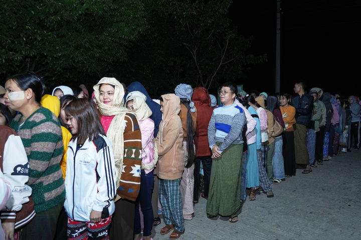 [네피도=AP/뉴시스] AP통신·CNN·BBC 등 외신에 따르면 최대 도시 양곤과 수도 네피도 등 일부 지역에서는 고등학교와 정부 청사, 종교 시설 등에 마련된 투표소에서 유권자들이 투표에 나섰다. 사진은 28일(현지 시간) 미얀마 네피도에서 총선 1차 투표를 하려는 유권자들이 투표소 문 열기를 기다리고 있다. 2025.12.28.