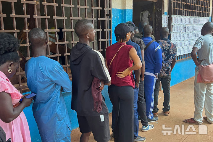 [AP/뉴시스] 28일 중앙아프리카공화국 수도 방기에서 유권자들이 대통령선거 투표에 나서 줄을 서 기다리고 있다