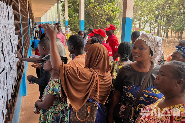 [AP/뉴시스] 방기 투표소에서 유권자들이 입장하기 전 자신의 유권자 등록을 확인하고 있다