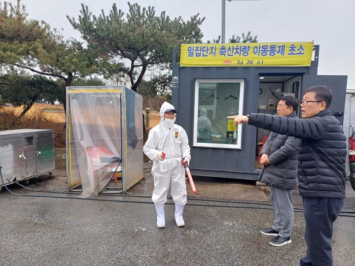 강기수 김제시 농업기술센터소장(가운데) 등이 위험지역 곳곳에 설치한 방역 소독초소를 찾아 가축전염병 예방을 위한 차량 및 대인 소독실시, 소독장비의 정상 작동 여부 등 방역 상황을 점검하고 있다.(사진=김제시 제공)&nbsp; *재판매 및 DB 금지