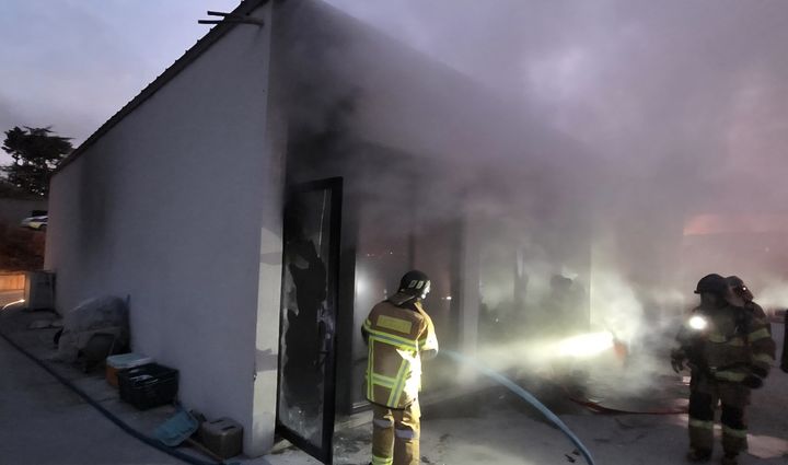  [경주=뉴시스] 경주시 손곡동 캠핑장 사무실에서 발생한 화재를 진화하고 있다. (사진=경북소방본부 제공) 2025.12.28. photo@newsis.com *재판매 및 DB 금지