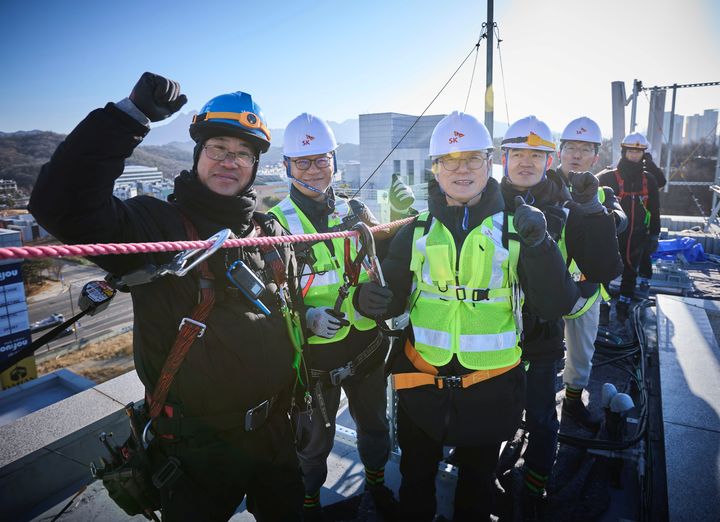 [서울=뉴시스] 정재헌 SKT CEO가 지난 24일부터 26일까지 성남시 분당사옥 네트워크 종합상황실과 고양시 기지국 신설 현장 등 통신 현장을 잇따라 방문해 트래픽 대응 태세 및 보안, 안전(SHE) 수칙 준수 현황을 확인했다. (사진=SK텔레콤 제공)&nbsp; *재판매 및 DB 금지