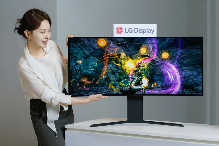 [서울=뉴시스]LG디스플레이 임직원이 모니터용 OLED 패널 중 최고 해상도인 5K2K 화질을 구현하는 39인치 제품을 선보이고 있다. (사진=LG디스플레이 제공) 2025.12.28. photo@newsis.com *재판매 및 DB 금지
