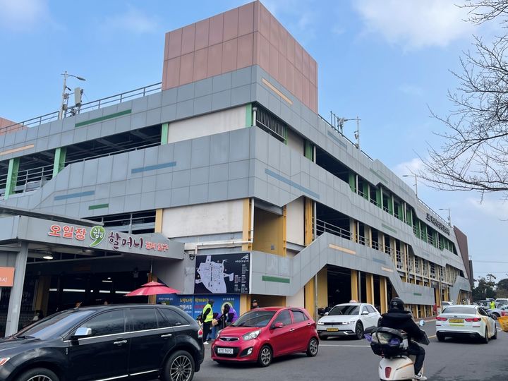 [제주=뉴시스] 제주시민속오일시장 부설주차장 전경. (사진=제주시 제공) 2025.12.26. photo@newsis.com *재판매 및 DB 금지