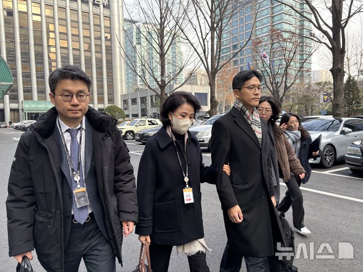 [서울=뉴시스]권민지 수습기자=정원주 전 통일교 총재 비서실장이 28일 오전 서울 서대문구 경찰청에서 통일교의 정치권 금품 의혹 관련 조사를 받기 위해 출석하고 있다. 2025.12.28 ming@newsis.com