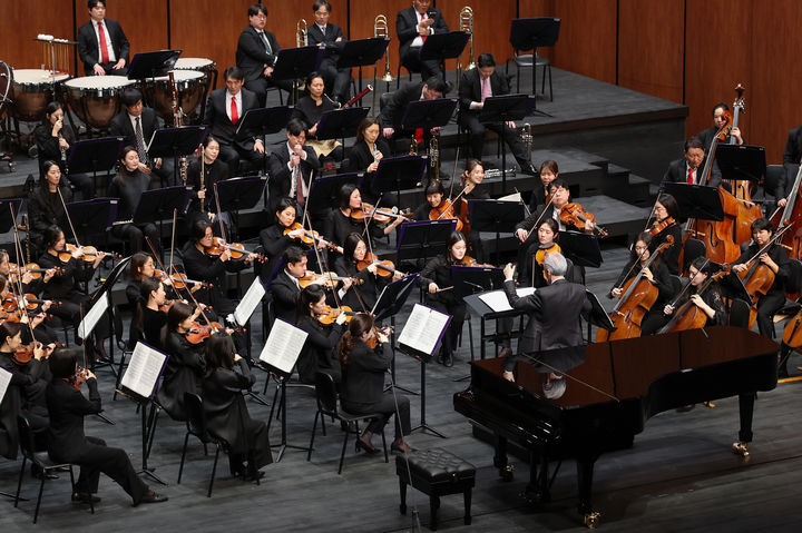 [화성=뉴시스]지휘자 금난새와 성남시립교향악단이 27일 화성예술의전당에서 전당 개관에 앞서 사전공연을 하고 있다.(사진=화성시 제공)2025.12.28.photo@newsis.com *재판매 및 DB 금지