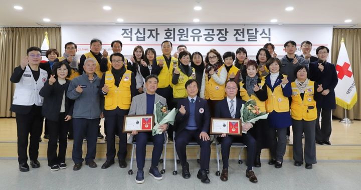  [안동=뉴시스] 대원석유㈜와 (재)안동성소병원유지재단 관계자들이 대한적십자사 회원유공장 최고명예장 수상 후 기념촬영을 하고 있다. (사진=대한적십자사 경북지사 제공) 2025.12.28. photo@newsis.com *재판매 및 DB 금지