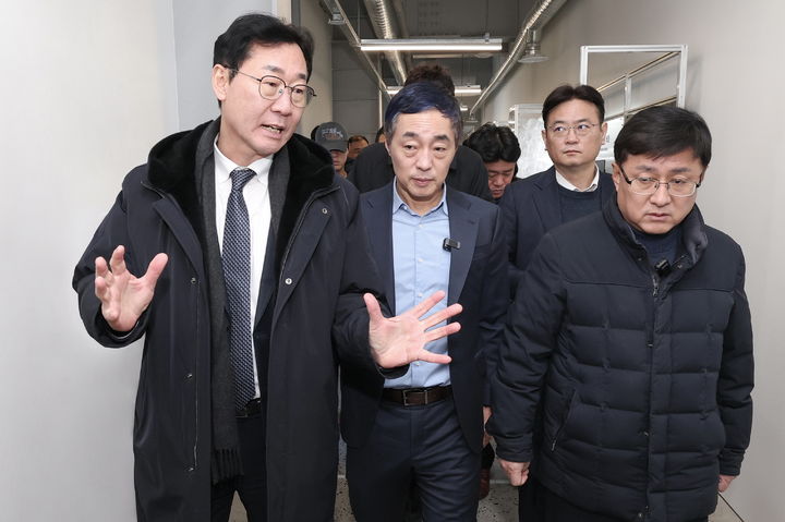 [화성=뉴시스]정명근 화성시장(사진 왼쪽 첫 번째)이 26일 김성환 기후에너지환경부장관(사진 오른쪽 첫 번째)과 화성시 소재 자원순환기업을 함께 방문하고 화성시 환경정책에 대해 설명하고 있다.(사진=화성시 제공)2025.12.28.photo@newsis.com&nbsp; *재판매 및 DB 금지