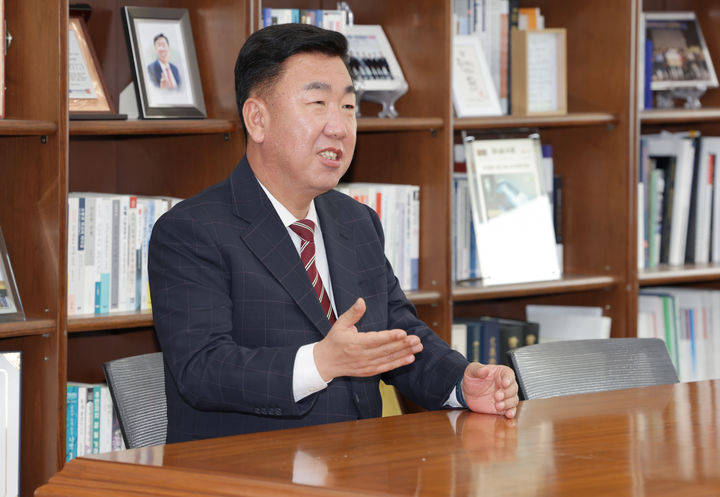 [청주=뉴시스] 신년 인터뷰 중인 이범석 청주시장. photo@newsis.com *재판매 및 DB 금지