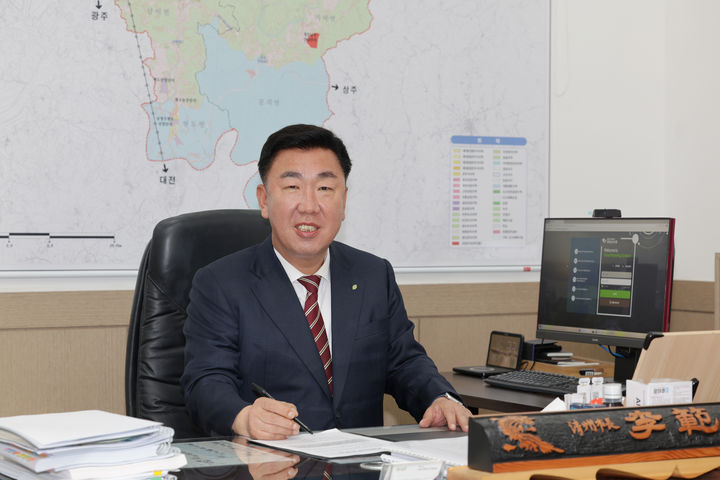 [청주=뉴시스] 집무 중인 이범석 청주시장. photo@newsis.com *재판매 및 DB 금지