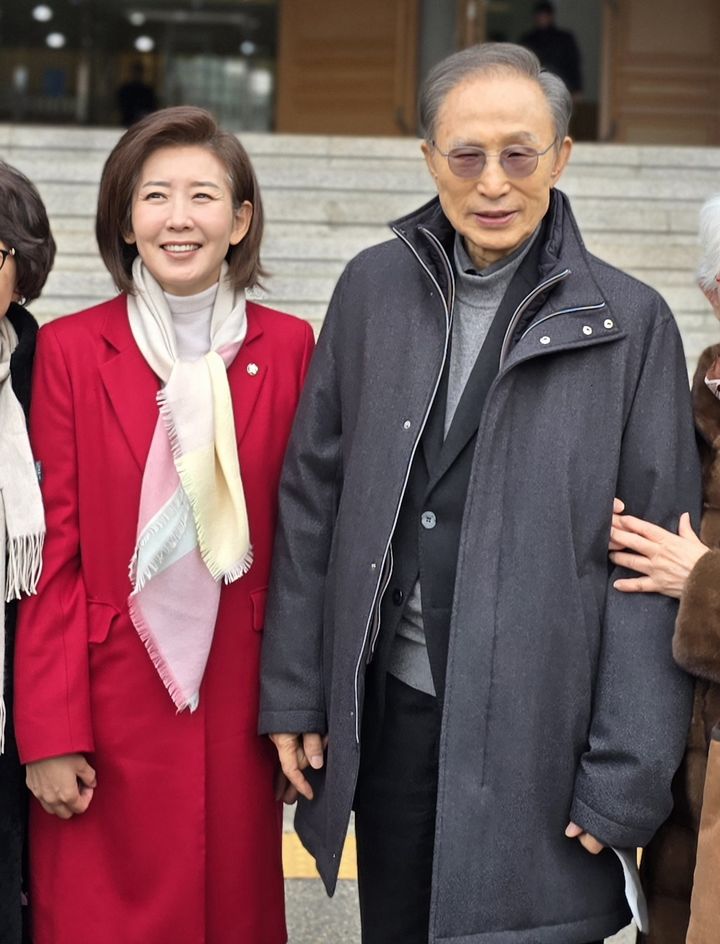 [서울=뉴시스] 나경원 국민의힘 의원이 28일 이명박 전 대통령과 함께 소망교회 예배에 참석한 뒤 지지자들과 기념촬영을 하고 있다.(사진=독자제공) 2025.12.28. photo@newsis.com *재판매 및 DB 금지