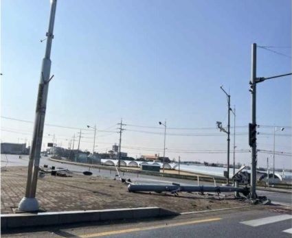 [서산=뉴시스] 28일 오전 1시30분께 충남 서산시 해미면 옥거리교차로에서 픽업트럭이 도로를 이탈해 신호등과 제어기를 들이 받은 현장 모습. (사진=독자 제공) 2025.12.28. photo@newsis.com *재판매 및 DB 금지