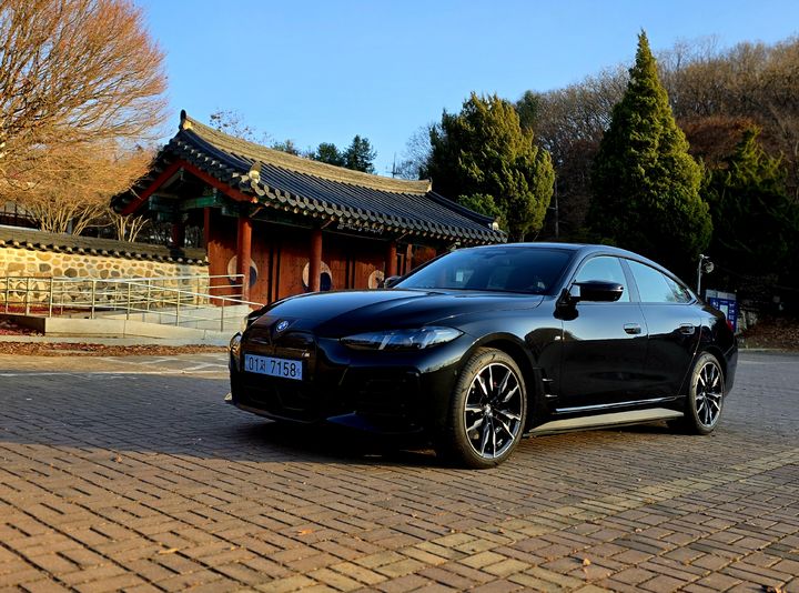 경기 파주시 ‘율곡선생 유적지’ 앞에 선 BMW의 ‘i4 M50 Gran Coupe’. *재판매 및 DB 금지