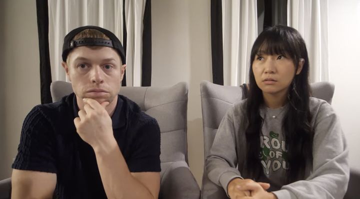 [뉴시스] 225만 구독자를 보유한 유튜버 올리버쌤이 26일 유튜브 채널을 통해 미국 생활의 어려움을 전했다. 사진은 올리버쌤(왼)과 그의 아내. (사진 = '올리버쌤' 유튜브 캡처) 2025.12.28. *재판매 및 DB 금지