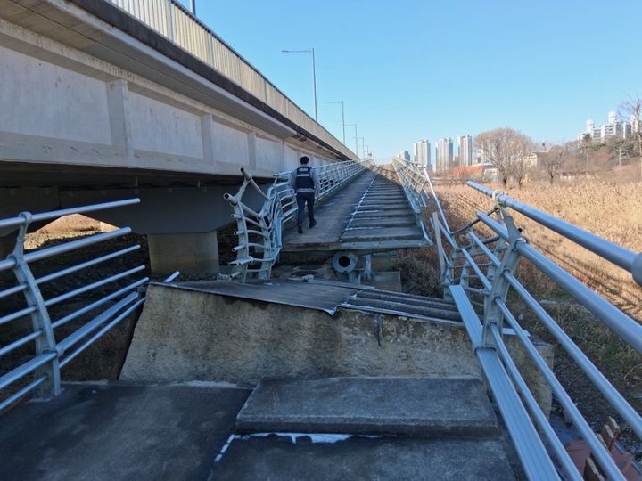 [광주=뉴시스] 28일 오후 12시10분께 광주 서구 광신대교 내 덕흥파크골프장으로 이어지는 오르막 연결 구간이 붕괴돼있다는 신고가 접수돼 당국이 조치 중이다. (사진 = 독자 제공) 2025.12.28. photo@newsis.com *재판매 및 DB 금지