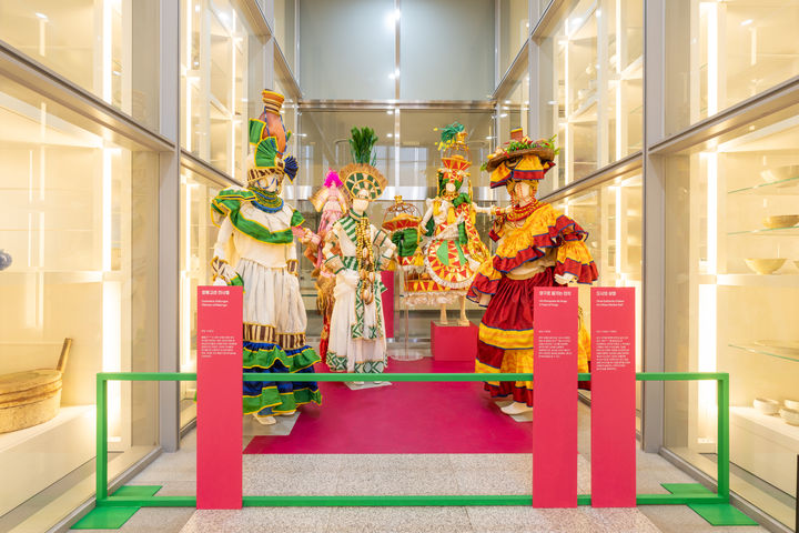 [서울=뉴시스] 국립민속박물관 파주관 브라질 리우 카니발 전시 모습 (사진=국립민속박물관 제공) 2025.12.28. photo@newsis.com *재판매 및 DB 금지