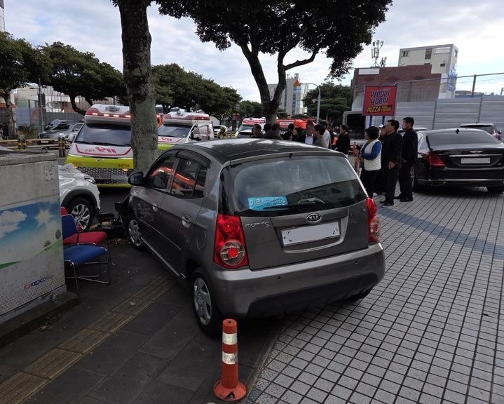 [제주=뉴시스] 28일 오후 2시43분께 서귀포시 동홍동 한 상가 주차장에 진입하던 차량이 인도 위 가로수를 들이받은 채 멈춰 있다. (사진=제주소방안전본부 제공) 2025.12.28. photo@newsis.com *재판매 및 DB 금지