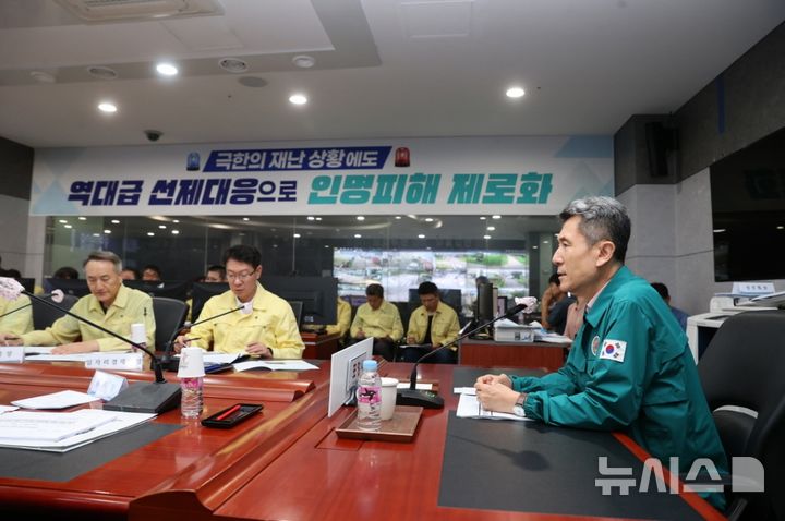 [포항=뉴시스] 송종욱 기자 = 포항시가 시민 안전을 위한 정책 추진 성과와 재난 관리 역량을 대외적으로 인정받아 행정안전부, 경북도 평가에서 우수·최우수 기관에 선정됐다. 사진은 지난 3월 긴급 상황 판단 회의를 주재한 이강덕 시장이 산불 피해 방지 24시간 비상 대응 체계 가동을 지시하는 모습. (사진=포항시 제공) 2025.12.28. photo@newsis.com