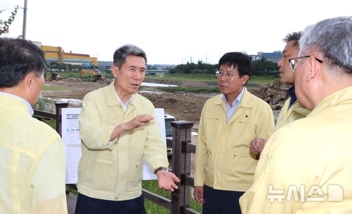 [포항=뉴시스] 송종욱 기자 = 포항시가 시민 안전을 위한 정책 추진 성과와 재난 관리 역량을 대외적으로 인정받아 행정안전부·경북도 평가에서 우수·최우수 기관에 선정됐다. 사진은 이강덕 시장이 집중 호우를 대비해 남구 오천읍 냉천에서 사전 현장 점검 모습. (사진=포항시 제공) 2025.12.28. photo@newsis.com