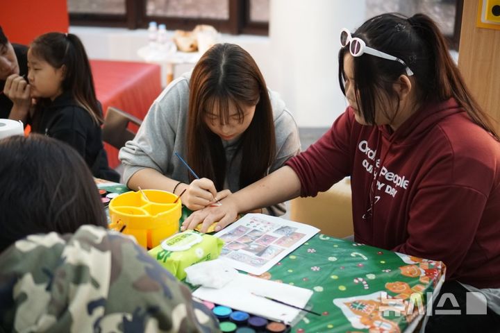 [인천=뉴시스] 특수분장반 교육 모습. (사진=인천시설공단 제공) 2025.12.28. photo@newsis.com