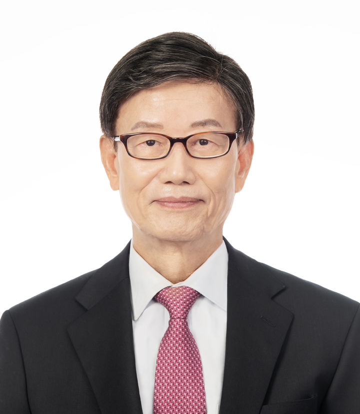 [서울=뉴시스]한국무역협회 윤진식 회장 프로필. (사진=한국무역협회 제공) 2025.12.28. photo@newsis.com *재판매 및 DB 금지