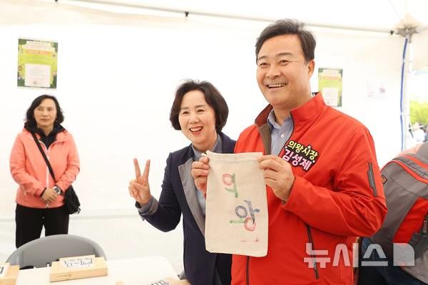 [의왕=뉴시스] 2일 업무에 복귀하는 김성제 의왕시장. (사진=뉴시스 DB). photo@newsis.com