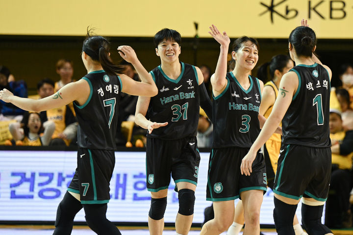 [서울=뉴시스] 여자프로농구 부천 하나은행 선수단. (사진 = WKBL 제공) *재판매 및 DB 금지