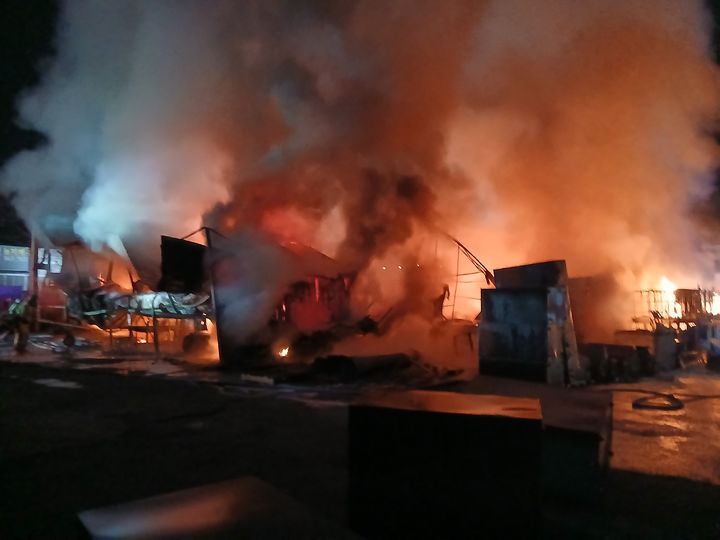 [순창=뉴시스] 28일 오후 5시37분께 전북 순창군 순창읍 남계리의 한 싱크대 공장에서 불이 나 화염이 치솟고 있다. (사진=전북도소방본부 제공) 2025.12.28. photo@newsis.com *재판매 및 DB 금지