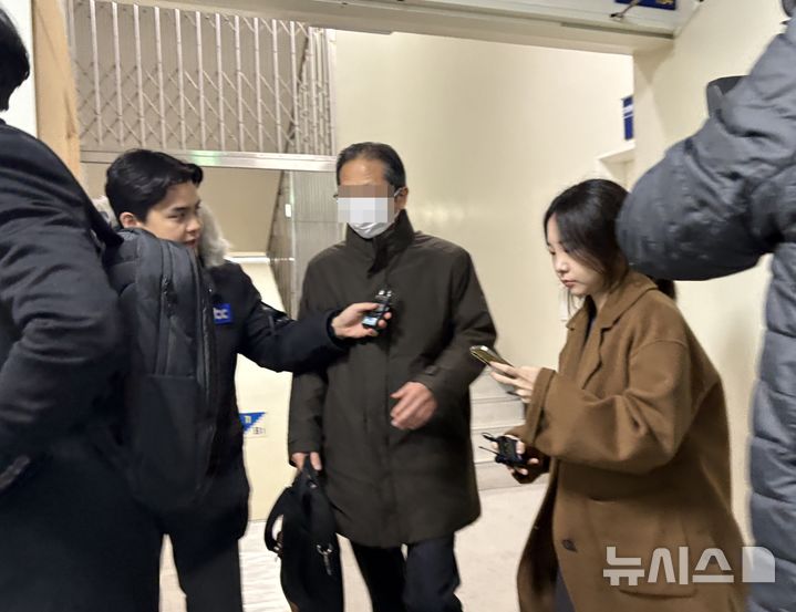 [서울=뉴시스]권민지 수습 기자=통일교 산하단체 천주평화연합(UPF) 부산·울산 지회장과 한·일해저터널연구회 이사 등을 지냈던 박모씨가 오후 7시21분께 참고인 조사를 마치고 서울 서대문구 경찰청을 나서고 있다. 2025.12.28 ming@newsis.com