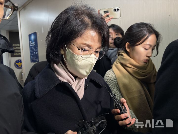 [서울=뉴시스]권민지 수습 기자=통일교의 최고 실세로 꼽히는 한학자 총재의 핵심 측근 정원주 전 비서실장이 오후 10시13분께 정치자금법 위반 혐의 피의자 조사를 마치고 서울 서대문구 경찰청을 나서고 있다. 2025.12.28 ming@newsis.com